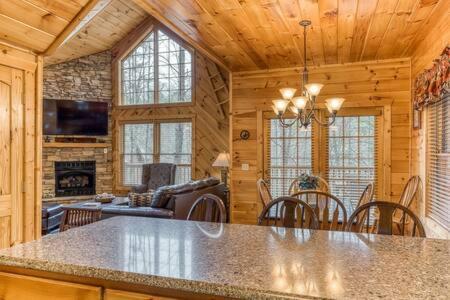 The Great Escape - Min From Parkway With Hot Tub Villa Gatlinburg Ngoại thất bức ảnh